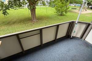 Gemütliche und vermietete 3-Zimmer mit Laminat, Balkon, Stellplatz und Wannenbad in ruhiger Lage!