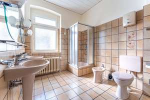 Altbau mit Innenhof, Werkstatt & Ausbaupotenzial – vielseitiges Zuhause in Düsseldorf-Wersten – Die vollständige Adresse der Immobilie erhältst du vom Anbieter., 40591 Wersten, Düsseldorf – Vorschaubild 4