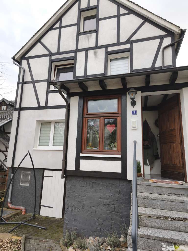 Immobilie in Hamm (Sieg) - Energetisch sanierties charmantes Fachwerkhaus mit 2 PKW Stellplätzen - Bild 0