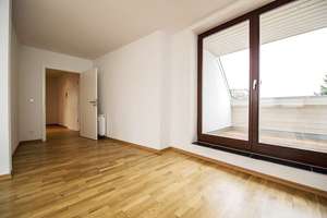Viel Platz im Dachgeschoss! + Loggia + Parkett + Wanne & Dusche + Fußbodenheizung + PKW-Stellplatz