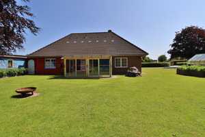Liebevoll gepflegter Bungalow mit Wintergarten, großem Garten, Carport, Garage und Ausbaureserve – Nordfriesland (Kreis) – Vorschaubild 2
