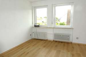 N-Werderau: Schöne 3-Zi-Whg. im 1.OG eines 3-FH, großer Balkon, Blick ins Grüne, Garage, 2 Keller – Die vollständige Adresse der Immobilie erhältst du vom Anbieter., 90441 Werderau, Nürnberg – Vorschaubild 4