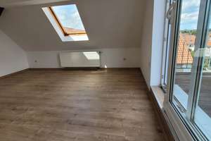 chamante neu renovierte Dachgeschosswohnung mit Balkon und Gartenmitnutzung
