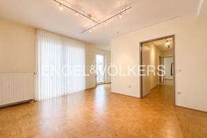 Lichtdurchflutete 2-Zimmer-Wohnung mit umlaufendem Balkon, Aufzug und Stellplatz