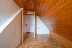FÜR HOLZLIEBHABER! Freistehendes Einfamilienhaus mit großer Garage und schönem Garten
 – Ravensburg (Kreis) – Vorschaubild 33