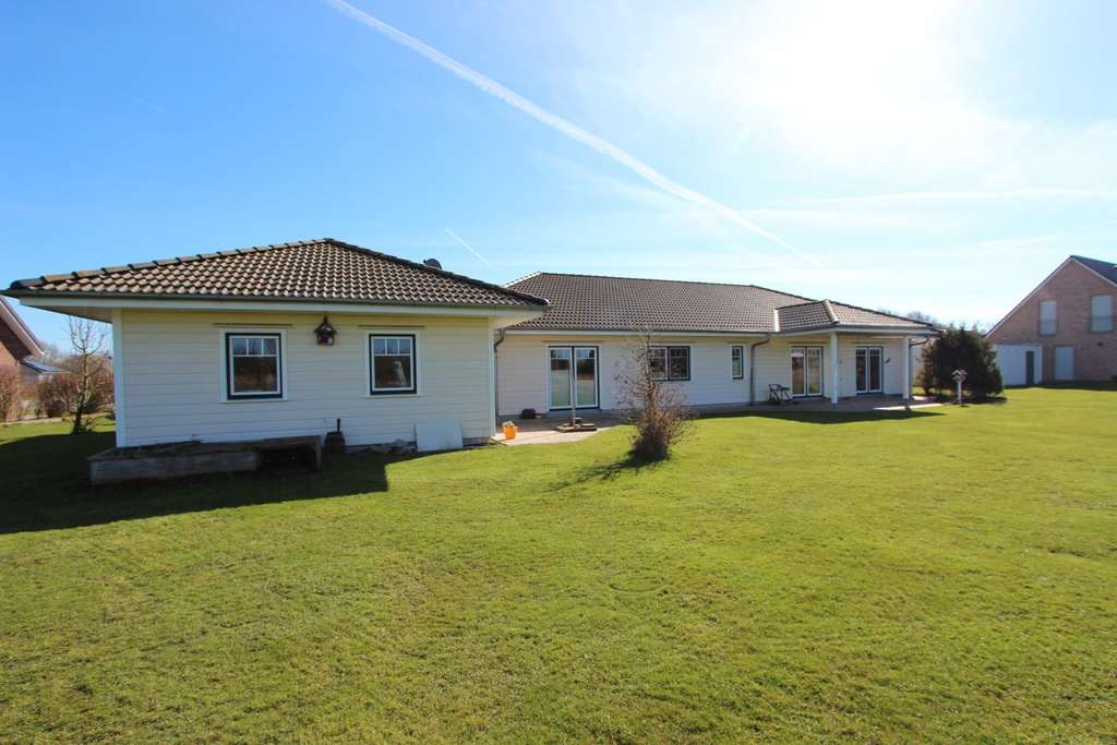 Immobilie in Dagebüll - Wohntraum zur ebenen Erde - Wohnhaus mit separater Einliegerwohnung und Doppelcarport - Bild 2