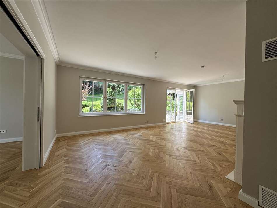 Das Wohnzimmer vom Flur aus