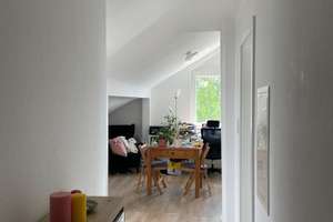 Helle, gemütliche Dachgeschosswohnung mit großzügigem Wohnraum und Blick auf die Schwäbische Alb – Die vollständige Adresse der Immobilie erhältst du vom Anbieter., 72760 Reutlingen-Mitte, Reutlingen – Vorschaubild 2