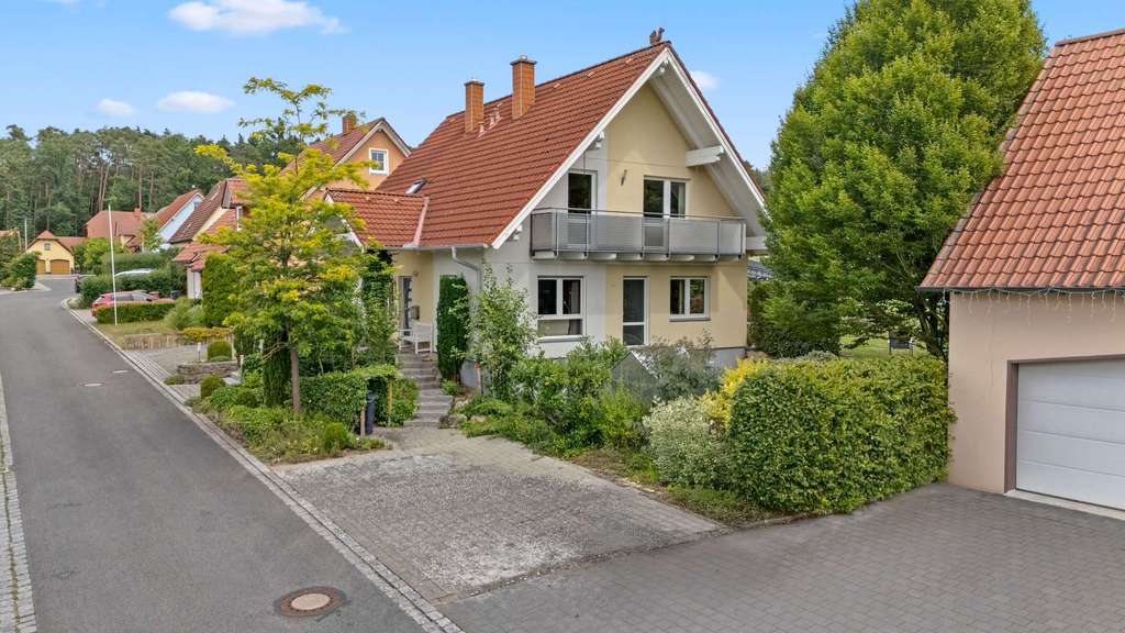 Immobilie in Frensdorf - Idyllische Lage! Energieeffizientes Einfamilienhaus mit Balkon, Terrasse und optimaler Anbindung - Bild 1