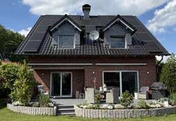 Gartenfassade mit Solaranlage