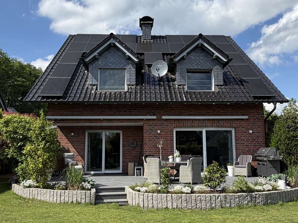 Gartenfassade mit Solaranlage