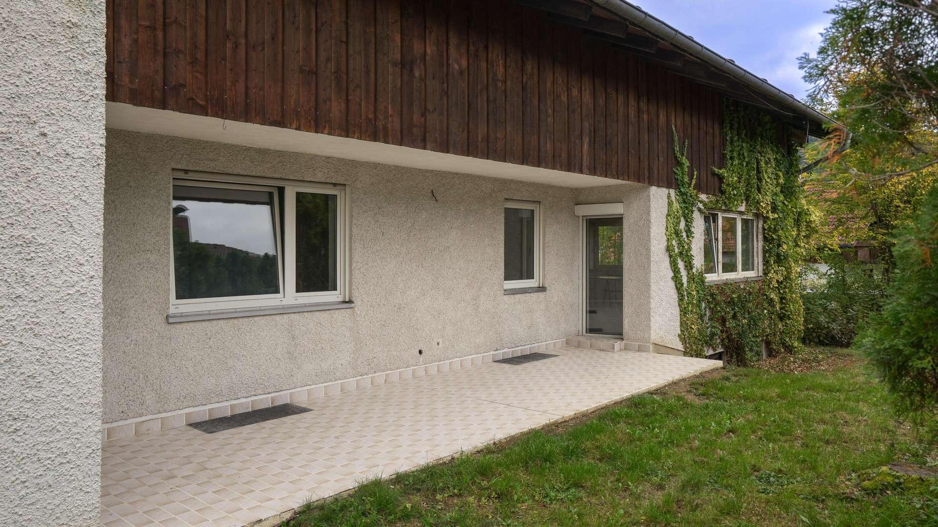 Große Erdeschosswohnung, Kellerräume, Garage, Gartenanteil, Deggendorf Kreis – Bild 3