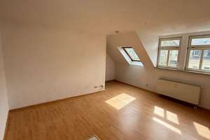 Günstige DG 2-Zimmer mit Wanne und Laminat in guter Lage!