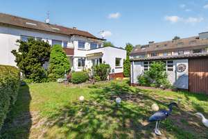 Grosse 3-Familien-Doppelhaushälfte mit Doppelgarage auf pflegeleichtem Grundstück – Die vollständige Adresse der Immobilie erhältst du vom Anbieter., 76135 Beiertheim-Bulach, Karlsruhe – Vorschaubild 2