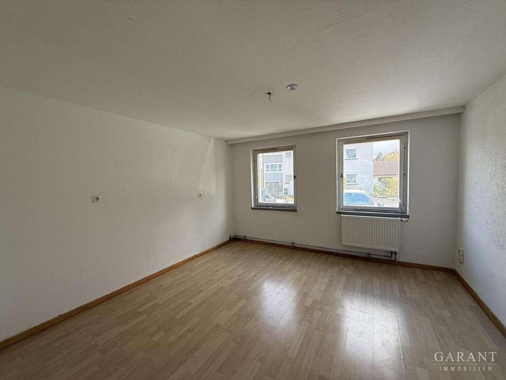 Immobilie in Lottstetten - Zweifamilienhaus sucht Käufer mit Mut für ein DIY-Projekt und Gespür für eine Neugestaltung! - Bild 2