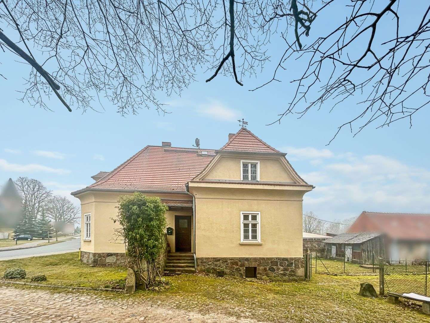 Charmantes Zweifamilienhaus unter Denkmalschutz in Mesendorf bei Pritzwalk, Prignitz Kreis – Bild 1