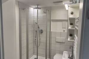Hochwertig renovierte 2-Zimmer-Wohnung mit Balkon, Einbauküche & Teilmöblierung in ruhiger Toplage – 89231 Neu-Ulm – Vorschaubild 6
