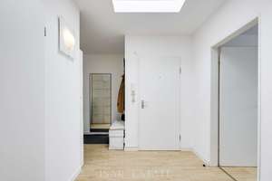 Sonnige 3-Zimmer-Dachgeschoss-Wohnung mit zwei Balkonen und Parkblick – 81547 Giesing, München – Vorschaubild 2