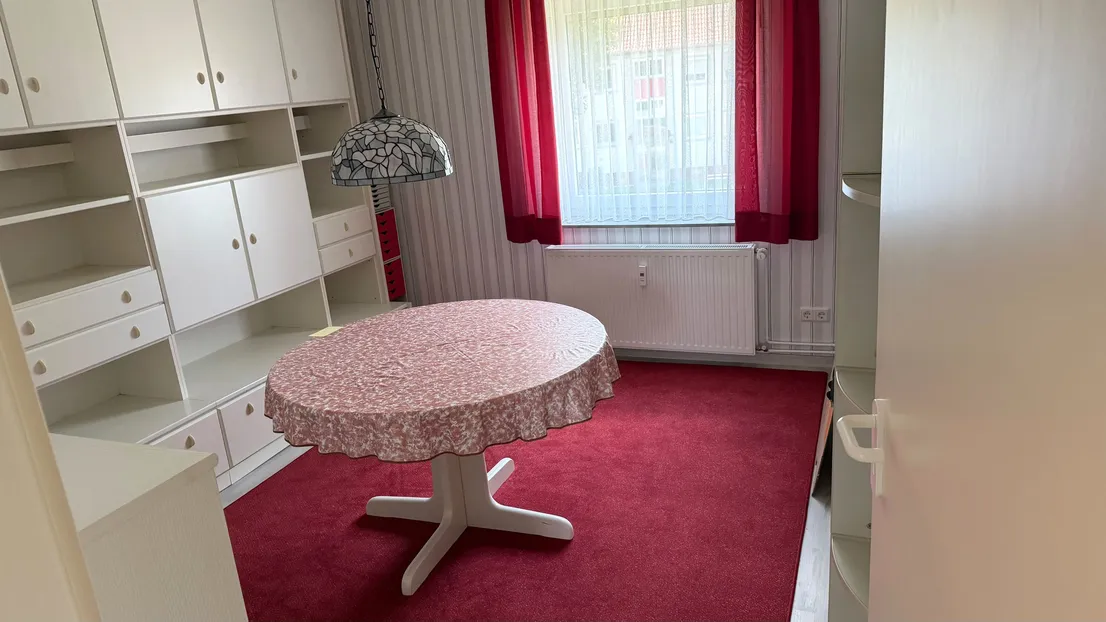 Gepflegte 3- Zimmer- Wohnung mit Einbauküche in Salzgitter- Lebenstedt – Schlafzimmer