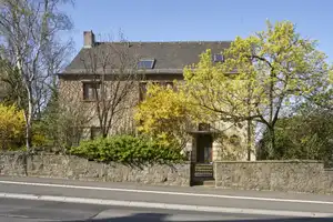 Besonderheit Denkmalschutzobjekt: Villa im Frauenland mit schönem Garten & Festungsblick! – Würzburg – Vorschaubild 1