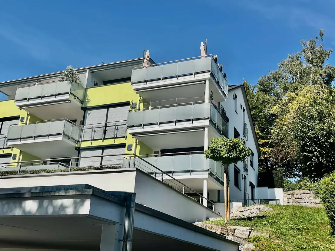 Charmante neuwertige Wohnung mit sehr schöner Küche und großem Balkon — photo 2