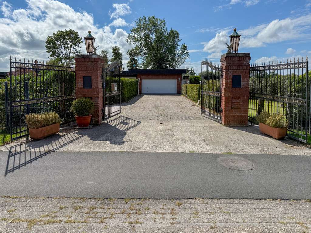 Immobilie in Südbrookmerland - Sanierungsbedürftiger Bungalow im Villenstil mit traumhaftem Grundriss - Bild 1