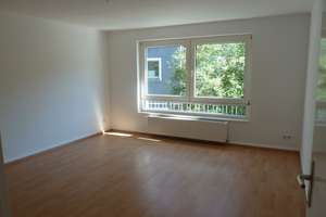 Gut geschnittene 3 Zimmer Wohnung in zentraler Wohnlage. 1. Obergeschoss. – Martin-Luther-Straße 58, 45145 Holsterhausen, Essen – Vorschaubild 2