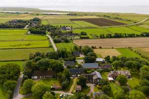 Historisches Bauernhaus, inkl. Ferienwohnung, auf einer Warft an der Nordsee! ohne Markler! – Dorfstrasse 19, 25842 Nordfriesland (Kreis) – Vorschaubild 1