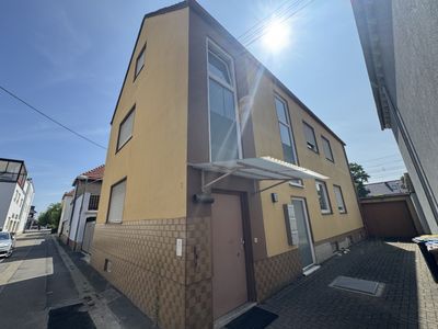Vielseitiges Haus mit drei Wohnbereichen und Entwicklungspotenzial