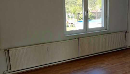 Bild von Mehrfamilienhaus in ländlicher Umgebung