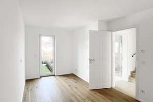 Stilvolles, neuwertiges 5-Raum-Reihenmittelhaus mit lux. Innenausstattung und EBK in München Allach – Die vollständige Adresse der Immobilie erhältst du vom Anbieter., 80999 Untermenzing, München – Vorschaubild 4