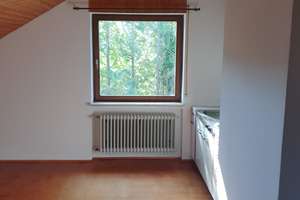 Hell, zentral & bezugsfertig: 50 m² DG-Wohnung mit Küche (250m zum Bahnhof, möbliert wählbar) – Gutenbergstr. 28, 88677 Markdorf – Vorschaubild 2