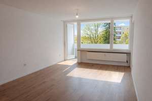 ILIEV IMMOBILIEN: Bezugsfreie 2-Zimmer-Wohnung mit zwei Südbalkonen und Aufzug in Milbertshofen