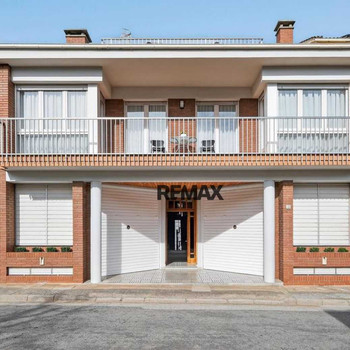 Olot  Großes Einfamilienhaus mit Garage/Werkstatt, Terrasse und 4 Schlafzimmern
