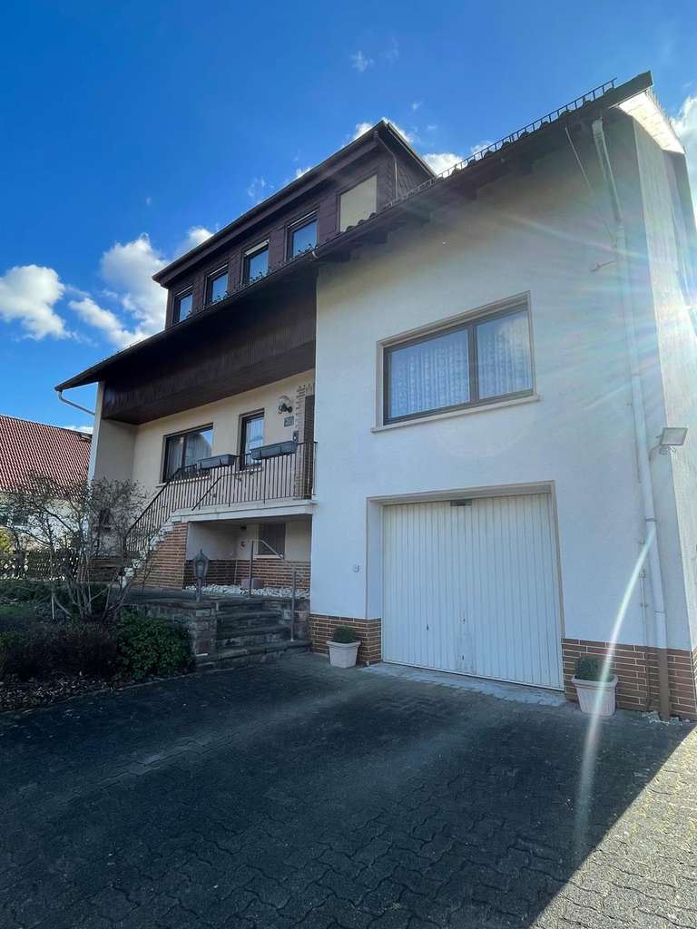 Immobilie in Biedenkopf - Großes renovierungsbedürftiges  Einfamilienhaus  in  Biedenkopf - Engelbach / Randlage - Bild 1