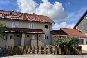 Viel Platz in Ergolding: Großzügige Doppelhaushälfte mit schönen Garten