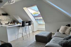 Elegante, helle 4-Zimmer-Wohnung im Dachgeschoss einer denkmalgeschützten Villa