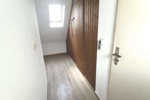 GEPFLEGTE 2-ZIMMER DACHGESCHOSSWOHNUNG IM HERZEN VON WIESBADEN-BIEBRICH – Rathenauplatz 2, 65203 Biebrich, Wiesbaden – Vorschaubild 2