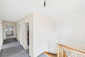 Großzügiges Wohnhaus mit Garten, Balkon und Werkstattflächen – Die vollständige Adresse der Immobilie erhältst du vom Anbieter., 97264 Helmstadt – Vorschaubild 4