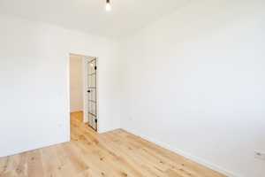 Hochwertig modernisiertes Zuhause mit Sonnenbalkon und Tiefgarage – Düsseldorf – Vorschaubild 13