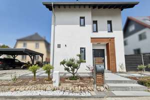 Modernes Familienhaus (2021)
186 m² | Pool | Heimkino | 3 Bäder
Nähe Adlershof & BER – Die vollständige Adresse der Immobilie erhältst du vom Anbieter., 12524 Altglienicke, Berlin – Vorschaubild 3