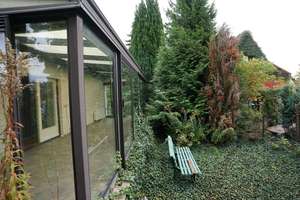 Hauptstadtmakler-Bezugsfreier Bungalow mit Wintergarten auf großem Grundstück