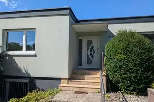 Moderner Reihenhaus-Bungalow mit 6 Zimmern, Atriumgarten, offener Kamin und Einbauküche