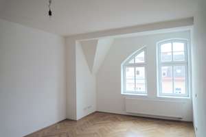 Helle 4-Zimmer-Dachgeschoss-Wohnung mit Balkon in der Maxvorstadt