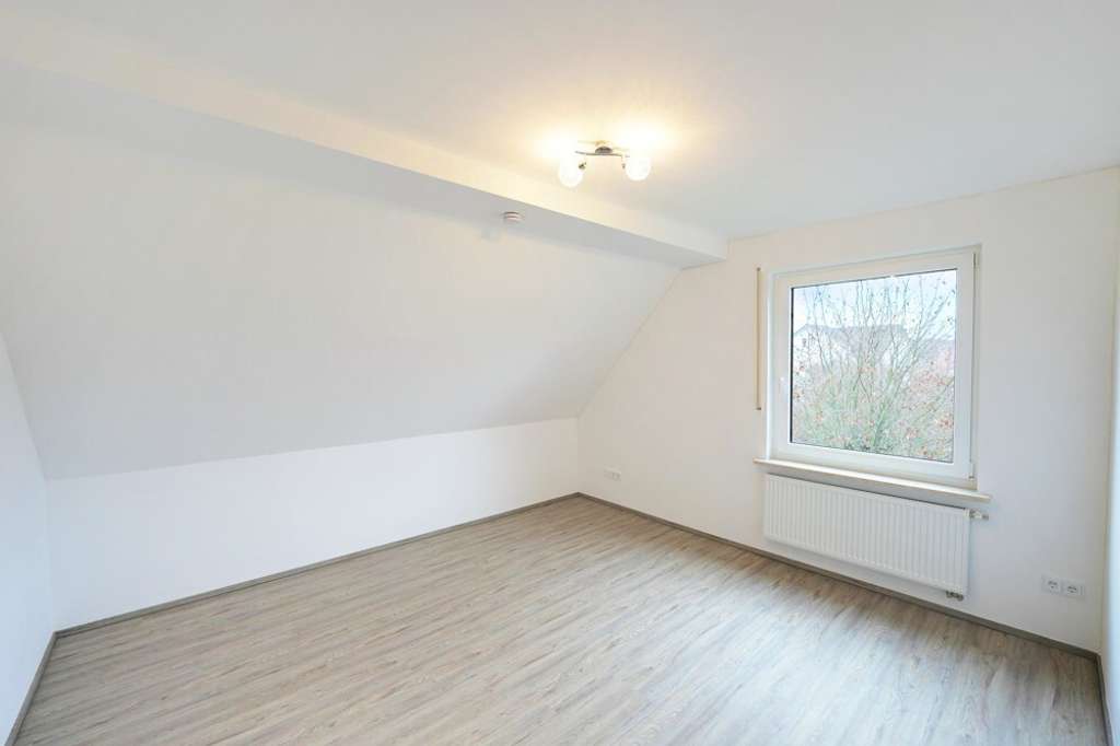 - PROVISIONSFREI - Top-modernisiertes Reihenhaus mit Einliegerwohnung in schöner Coburger Stadtlage