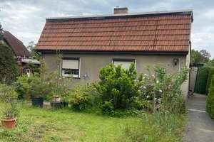 großes Grundstück mit Baupotenzial und Haus...