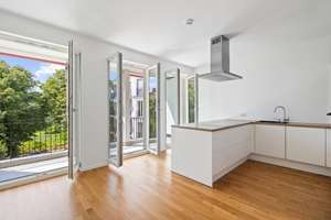 Entrée Weißensee –  Bezugsfreie Neubauwohnung mit Südwestbalkon, zwei Bädern & Aufzug
