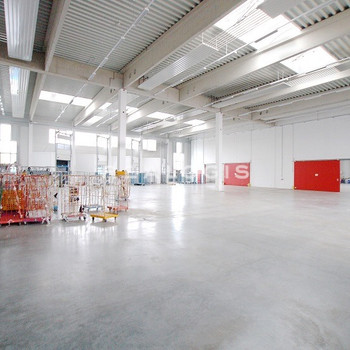 Mehrgeschossige Lagerhalle mit ca. 5.400 m² zzgl. Bürofläche zu vermieten