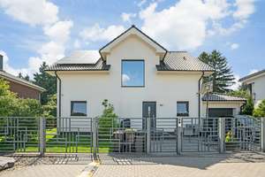 Exklusives Einfamilienhaus in Bestlage von Berlin-Rudow – moderne Technik trifft Familienidylle – Die vollständige Adresse der Immobilie erhältst du vom Anbieter., 12355 Rudow, Berlin – Vorschaubild 1