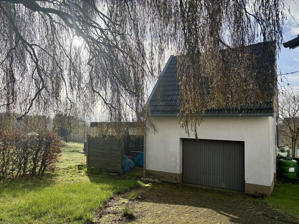 Immobilie in Birken-Honigsessen - Kompaktes Einfamilienhaus mit sep. Garagengebäude sowie großzügigem Grundstück - Bild 2